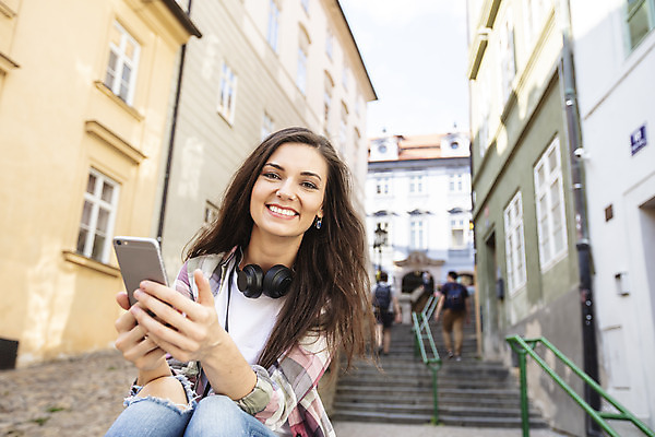 포토 JPG 주간 서양인 외국인 우먼라이프 응시 여자 여행 한명 미소 사람 앉기 상반신 20대 성인 야외 건물 앞모습 관광지 스마트폰 계단 헤드셋 체코 싱글라이프 성인여자한명만 욜로라이프 소확행 혼족 혼여족 국내포토 자연요소 1 라이프스타일 건축물 시선 유럽 뷰포인트 음향기기 모션 표정 인종 청년 핸드폰 스마트기기 헤드폰 신조어 여자한명만 성인여자만 파일형식