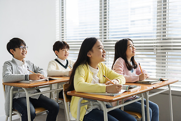 포토 JPG 학생 응시 여자 남자 초등학생 어린이 교실 학교 수업 실내 초등교육 미소 들기 사람 앉기 여러명 상반신 옆모습 10대 책 친구 연필 한국인 기록 집중 책상 교과서 학원 국내포토 시선 교육 뷰포인트 가구 다수 컨셉 관계 모션 청소년 학용품 교재 표정 동양인 내부 필기구 파일형식