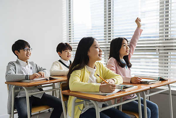 포토 JPG 학생 응시 여자 교육 남자 초등학생 어린이 교실 학교 수업 실내 초등교육 미소 사람 앉기 여러명 상반신 옆모습 10대 책 친구 연필 손들기 한국인 기록 발표 질문 책상 교과서 학원 국내포토 시선 뷰포인트 가구 다수 관계 모션 청소년 학용품 교재 표정 동양인 내부 필기구 파일형식