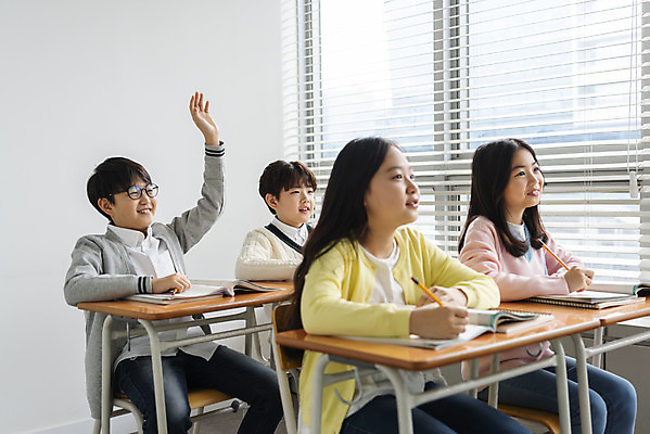 포토 JPG 학생 응시 여자 교육 남자 초등학생 어린이 교실 학교 수업 실내 초등교육 미소 사람 앉기 여러명 상반신 옆모습 10대 책 친구 연필 손들기 한국인 발표 질문 책상 교과서 학원 국내포토 시선 뷰포인트 가구 다수 관계 모션 청소년 학용품 교재 표정 동양인 내부 필기구 파일형식