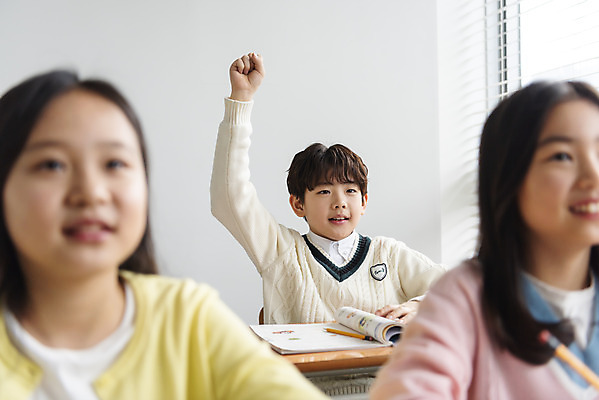 포토 JPG 학생 응시 여자 교육 남자 초등학생 어린이 교실 학교 수업 실내 초등교육 미소 사람 앉기 상반신 앞모습 10대 책 세명 연필 손들기 한국인 발표 책상 교과서 학원 국내포토 시선 뷰포인트 가구 모션 청소년 학용품 교재 표정 동양인 내부 필기구 파일형식