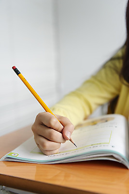 포토 JPG 학생 손 여자 교육 초등학생 어린이 교실 학교 수업 실내 초등교육 한명 사람 앉기 근접촬영 상반신 신체부위 10대 책 연필 한국인 기록 책상 교과서 학원 소녀한명만 국내포토 1 뷰포인트 가구 모션 청소년 학용품 교재 동양인 내부 필기구 여자한명만 소녀만 파일형식