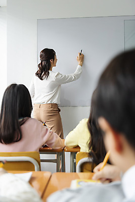 포토 JPG 학생 여자 교육 남자 초등학생 어린이 교실 학교 수업 실내 초등교육 사람 여러명 상반신 성인 뒷모습 10대 30대 연필 교사 칠판 한국인 기록 책상 학원 국내포토 직업 뷰포인트 가구 다수 청소년 학용품 동양인 내부 장년 필기구 파일형식