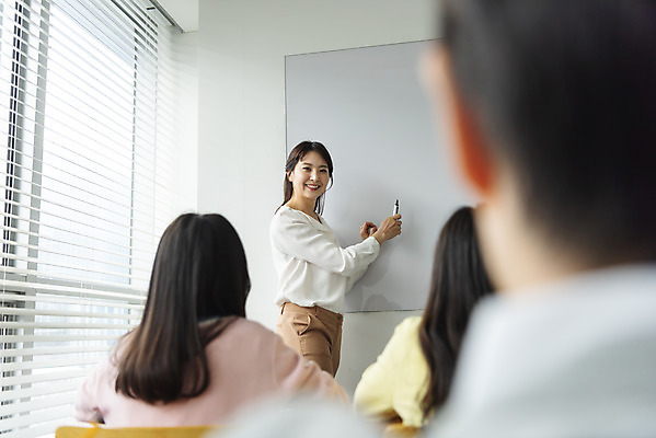 포토 JPG 학생 응시 여자 교육 남자 초등학생 어린이 의자 교실 학교 수업 실내 초등교육 설명 서기 미소 사람 앉기 여러명 상반신 성인 옆모습 뒷모습 10대 30대 교사 칠판 한국인 책상 학원 국내포토 직업 시선 뷰포인트 가구 다수 모션 청소년 표정 동양인 내부 장년 파일형식