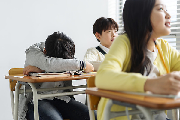 포토 JPG 학생 응시 여자 교육 남자 초등학생 어린이 엎드리기 교실 학교 수업 실내 초등교육 미소 사람 앉기 상반신 옆모습 10대 책 세명 연필 한국인 기록 잠 졸음 집중 책상 학원 국내포토 시선 감정 뷰포인트 가구 컨셉 모션 청소년 학용품 표정 동양인 내부 필기구 파일형식