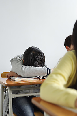포토 JPG 학생 여자 교육 남자 초등학생 어린이 엎드리기 교실 학교 수업 실내 초등교육 사람 앉기 상반신 옆모습 10대 책 세명 친구 한국인 잠 졸음 책상 교과서 학원 국내포토 감정 뷰포인트 가구 관계 모션 청소년 교재 동양인 내부 파일형식