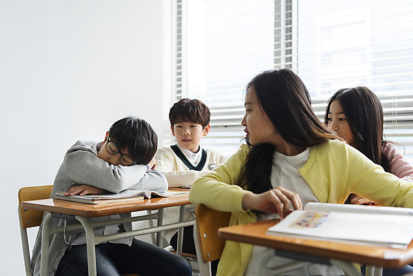 포토 JPG 학생 응시 여자 교육 남자 초등학생 어린이 교실 학교 수업 실내 초등교육 사람 여러명 상반신 옆모습 10대 책 친구 한국인 잠 뒤돌아보기 졸음 교과서 학원 곤란 어린이만 국내포토 시선 감정 뷰포인트 다수 관계 모션 청소년 교재 동양인 내부 파일형식