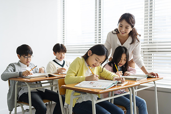 포토 JPG 학생 응시 여자 교육 남자 초등학생 어린이 의자 교실 학교 수업 실내 초등교육 서기 미소 사람 앉기 여러명 상반신 성인 앞모습 10대 책 30대 친구 연필 교사 한국인 기록 책상 교과서 학원 국내포토 직업 시선 뷰포인트 가구 다수 관계 모션 청소년 학용품 교재 표정 동양인 내부 장년 필기구 파일형식