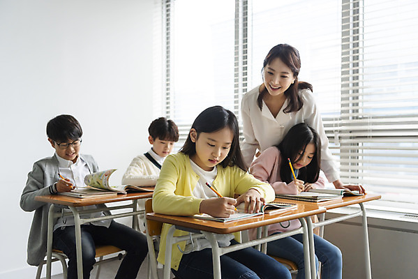 포토 JPG 학생 응시 여자 교육 남자 초등학생 어린이 의자 교실 학교 수업 실내 초등교육 서기 미소 사람 앉기 여러명 상반신 성인 앞모습 옆모습 10대 책 30대 친구 연필 교사 한국인 책상 교과서 학원 국내포토 직업 시선 뷰포인트 가구 다수 관계 모션 청소년 학용품 교재 표정 동양인 내부 장년 필기구 파일형식