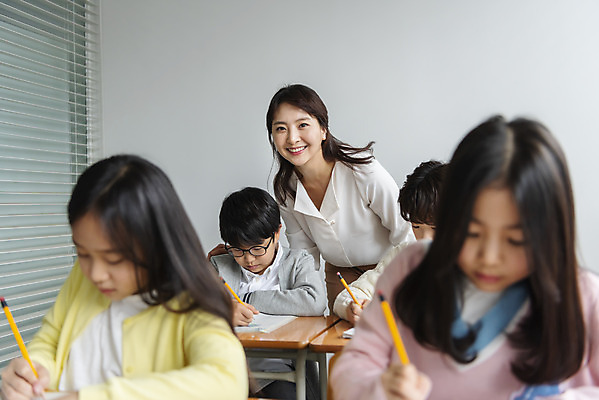 포토 JPG 학생 응시 여자 교육 남자 초등학생 어린이 교실 학교 수업 실내 초등교육 서기 미소 사람 앉기 여러명 상반신 성인 앞모습 10대 30대 연필 교사 한국인 기록 가르침 집중 책상 학원 국내포토 직업 시선 뷰포인트 가구 다수 컨셉 모션 청소년 학용품 표정 동양인 내부 장년 필기구 파일형식