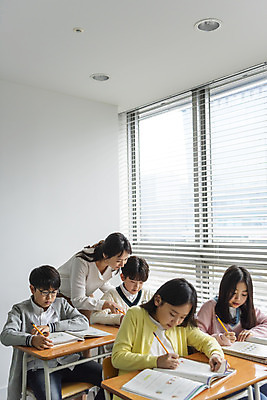 포토 JPG 학생 응시 여자 교육 남자 초등학생 어린이 교실 학교 수업 실내 초등교육 설명 서기 사람 앉기 여러명 상반신 성인 옆모습 10대 책 30대 친구 연필 교사 한국인 기록 가르침 책상 교과서 학원 국내포토 직업 시선 뷰포인트 가구 다수 관계 모션 청소년 학용품 교재 동양인 내부 장년 필기구 파일형식