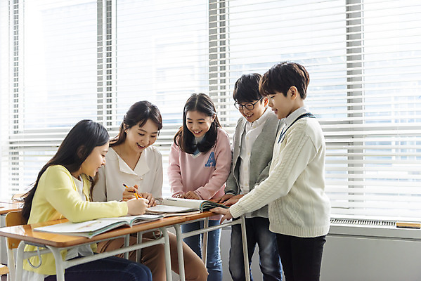 포토 JPG 학생 응시 여자 교육 남자 초등학생 어린이 의자 교실 학교 수업 실내 초등교육 설명 서기 미소 사람 앉기 여러명 상반신 성인 앞모습 옆모습 10대 책 30대 친구 펜 교사 한국인 가르침 집중 책상 교과서 학원 국내포토 직업 시선 뷰포인트 가구 다수 컨셉 관계 모션 청소년 교재 표정 동양인 내부 장년 필기구 파일형식