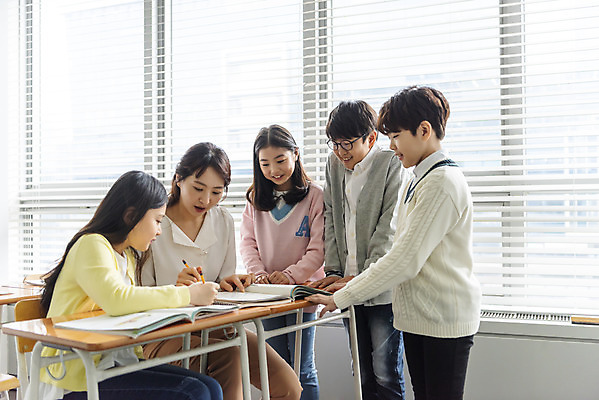포토 JPG 학생 응시 여자 교육 남자 초등학생 어린이 교실 학교 수업 실내 초등교육 설명 서기 미소 사람 앉기 여러명 상반신 성인 앞모습 옆모습 10대 책 30대 친구 연필 펜 교사 한국인 가르침 집중 책상 교과서 학원 국내포토 직업 시선 뷰포인트 가구 다수 컨셉 관계 모션 청소년 학용품 교재 표정 동양인 내부 장년 필기구 파일형식