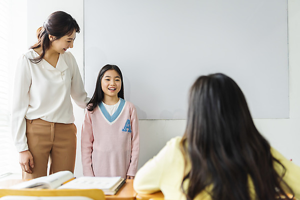 포토 JPG 학생 응시 여자 교육 초등학생 어린이 교실 학교 응원 수업 실내 초등교육 서기 미소 사람 앉기 상반신 성인 앞모습 뒷모습 10대 책 세명 30대 친구 교사 칠판 한국인 발표 책상 교과서 격려 학원 국내포토 직업 시선 감정 뷰포인트 가구 관계 모션 청소년 교재 표정 동양인 내부 장년 파일형식