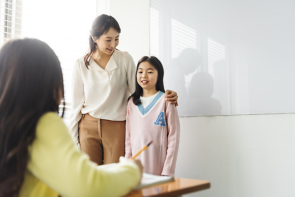 포토 JPG 학생 응시 여자 초등학생 어린이 교실 학교 수업 실내 초등교육 서기 미소 사람 앉기 상반신 성인 앞모습 옆모습 10대 세명 30대 연필 교사 칠판 한국인 발표 책상 학원 어깨에손 국내포토 직업 시선 교육 뷰포인트 가구 모션 청소년 학용품 표정 동양인 내부 장년 필기구 파일형식
