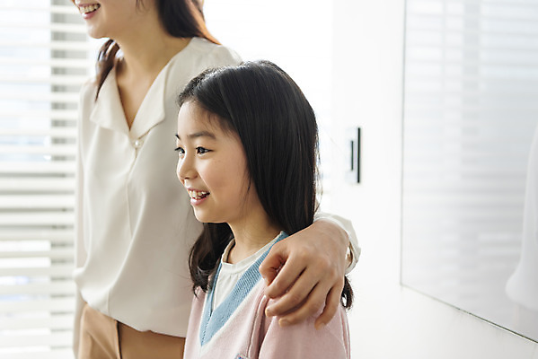 포토 JPG 학생 응시 여자 교육 초등학생 어린이 교실 학교 수업 실내 초등교육 미소 사람 상반신 성인 두명 옆모습 10대 30대 교사 한국인 발표 학원 어깨에손 국내포토 직업 시선 뷰포인트 모션 청소년 표정 동양인 내부 장년 파일형식