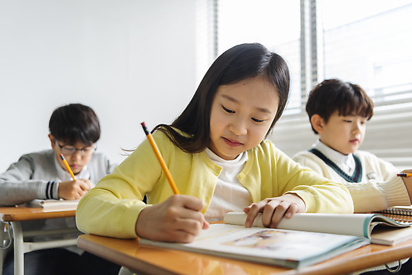 포토 JPG 학생 응시 여자 남자 초등학생 어린이 교실 학교 수업 실내 초등교육 사람 앉기 상반신 앞모습 옆모습 10대 책 세명 연필 한국인 기록 집중 책상 교과서 학원 국내포토 시선 교육 뷰포인트 가구 컨셉 모션 청소년 학용품 교재 동양인 내부 필기구 파일형식
