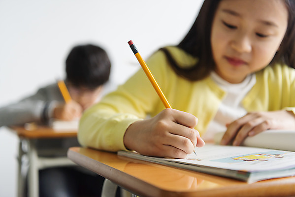 포토 JPG 학생 손 여자 남자 초등학생 어린이 교실 학교 수업 실내 초등교육 사람 앉기 상반신 두명 앞모습 신체부위 10대 책 친구 연필 한국인 기록 집중 교과서 학원 국내포토 교육 뷰포인트 컨셉 관계 모션 청소년 학용품 교재 동양인 내부 필기구 파일형식