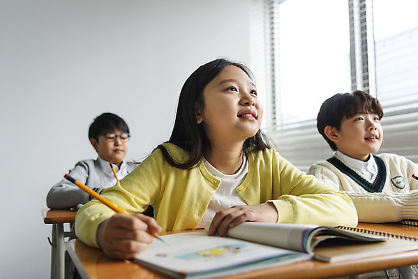 포토 JPG 학생 응시 여자 남자 초등학생 어린이 교실 학교 수업 실내 초등교육 미소 사람 앉기 상반신 앞모습 10대 책 세명 연필 한국인 기록 집중 책상 교과서 학원 국내포토 시선 교육 뷰포인트 가구 컨셉 모션 청소년 학용품 교재 표정 동양인 내부 필기구 파일형식