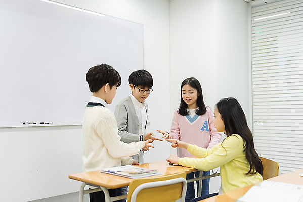 포토 JPG 학생 여자 남자 초등학생 어린이 의자 교실 학교 놀이 수업 휴식 실내 초등교육 서기 사람 앉기 여러명 상반신 앞모습 옆모습 10대 책 친구 칠판 한국인 가위바위보 책상 즐거움 교과서 학원 쉬는시간 어린이만 국내포토 교육 감정 뷰포인트 가구 다수 컨셉 관계 모션 청소년 교재 동양인 내부 파일형식