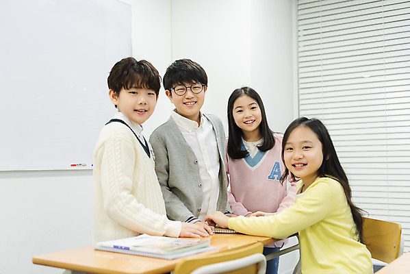 포토 JPG 학생 응시 여자 교육 남자 초등학생 어린이 의자 교실 학교 수업 실내 초등교육 서기 미소 사람 앉기 여러명 상반신 앞모습 옆모습 10대 칠판 한국인 책상 즐거움 학원 어린이만 국내포토 시선 감정 뷰포인트 가구 다수 모션 청소년 표정 동양인 내부 파일형식