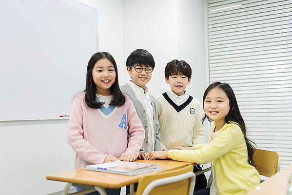포토 JPG 학생 응시 여자 교육 남자 초등학생 어린이 의자 교실 학교 수업 실내 초등교육 서기 미소 사람 앉기 여러명 상반신 앞모습 옆모습 10대 친구 칠판 한국인 책상 교과서 학원 어린이만 국내포토 시선 뷰포인트 가구 다수 관계 모션 청소년 교재 표정 동양인 내부 파일형식