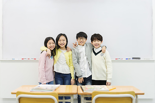 포토 JPG 학생 응시 여자 남자 초등학생 어린이 포즈 의자 교실 학교 수업 어깨동무 실내 초등교육 서기 미소 사람 여러명 상반신 앞모습 10대 책 친구 칠판 한국인 책상 즐거움 교과서 브이 학원 국내포토 시선 교육 감정 뷰포인트 가구 다수 관계 모션 청소년 교재 표정 동양인 손짓 내부 파일형식
