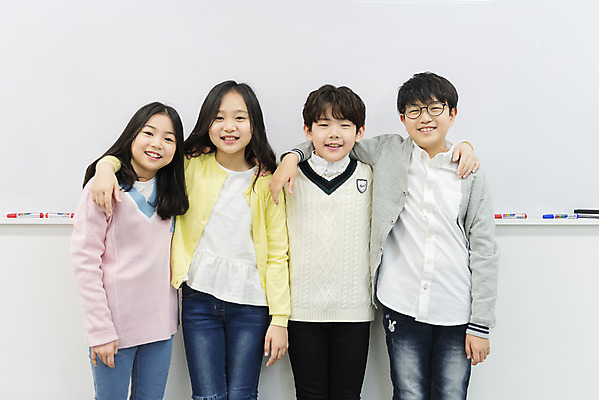 포토 JPG 학생 응시 여자 남자 초등학생 어린이 교실 학교 수업 어깨동무 실내 초등교육 미소 사람 여러명 상반신 10대 친구 칠판 한국인 학원 어린이만 국내포토 시선 교육 포즈 다수 관계 청소년 표정 동양인 내부 파일형식