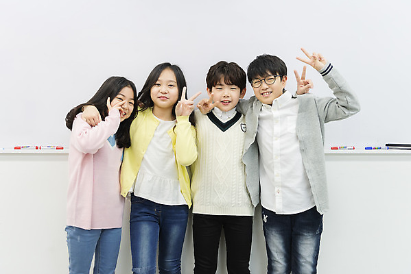 포토 JPG 학생 여자 남자 초등학생 어린이 포즈 교실 학교 수업 실내 초등교육 미소 사람 여러명 상반신 앞모습 10대 친구 칠판 한국인 즐거움 브이 학원 어린이만 국내포토 교육 감정 뷰포인트 다수 관계 청소년 표정 동양인 손짓 내부 파일형식