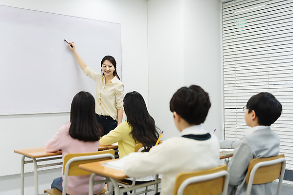 포토 JPG 학생 응시 여자 남자 초등학생 어린이 의자 교실 학교 수업 실내 초등교육 서기 미소 사람 앉기 여러명 상반신 성인 앞모습 옆모습 뒷모습 10대 30대 연필 교사 칠판 한국인 기록 집중 책상 학원 국내포토 직업 시선 교육 뷰포인트 가구 다수 컨셉 모션 청소년 학용품 표정 동양인 내부 장년 필기구 파일형식