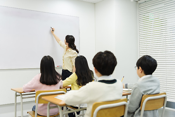 포토 JPG 학생 여자 남자 초등학생 어린이 의자 교실 학교 수업 실내 초등교육 서기 사람 앉기 여러명 상반신 성인 옆모습 뒷모습 10대 30대 연필 교사 공책 칠판 한국인 기록 책상 학원 국내포토 직업 교육 뷰포인트 가구 다수 모션 청소년 문구용품 학용품 동양인 내부 장년 필기구 파일형식