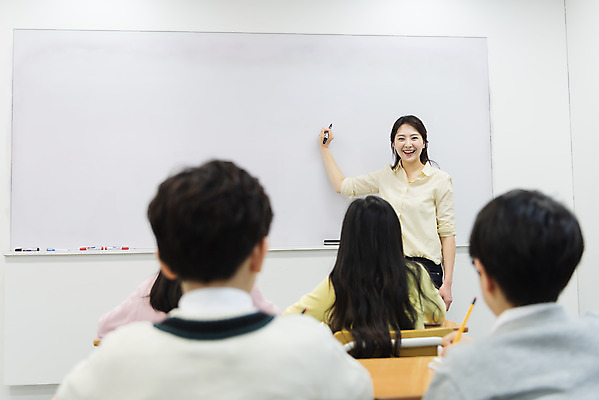 포토 JPG 학생 여자 남자 초등학생 어린이 의자 교실 학교 수업 실내 초등교육 서기 웃음 사람 앉기 여러명 상반신 성인 앞모습 뒷모습 10대 30대 연필 교사 칠판 한국인 집중 책상 학원 국내포토 직업 교육 뷰포인트 가구 다수 컨셉 모션 청소년 학용품 표정 동양인 내부 장년 필기구 파일형식