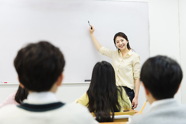 포토 JPG 학생 응시 여자 교육 남자 초등학생 어린이 의자 교실 학교 수업 실내 초등교육 서기 사람 앉기 여러명 상반신 성인 옆모습 뒷모습 10대 30대 연필 교사 칠판 한국인 집중 책상 학원 국내포토 직업 시선 뷰포인트 가구 다수 컨셉 모션 청소년 학용품 동양인 내부 장년 필기구 파일형식