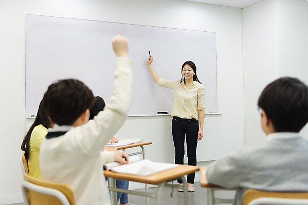 포토 JPG 전신 학생 여자 교육 남자 초등학생 어린이 교실 학교 수업 실내 초등교육 서기 미소 사람 앉기 여러명 상반신 성인 앞모습 옆모습 뒷모습 10대 책 30대 손들기 교사 칠판 한국인 기록 발표 교과서 학원 국내포토 직업 뷰포인트 다수 모션 청소년 교재 표정 동양인 내부 장년 파일형식