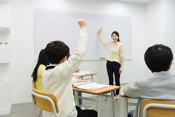 포토 JPG 전신 학생 여자 교육 남자 초등학생 어린이 의자 교실 학교 수업 실내 초등교육 서기 미소 사람 앉기 여러명 상반신 성인 앞모습 옆모습 뒷모습 10대 책 30대 손들기 교사 칠판 한국인 발표 질문 책상 학원 국내포토 직업 뷰포인트 가구 다수 모션 청소년 표정 동양인 내부 장년 파일형식