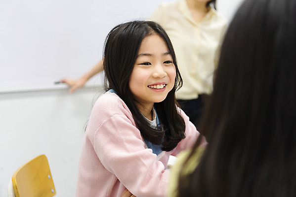 포토 JPG 학생 여자 교육 초등학생 어린이 교실 학교 수업 실내 대화 초등교육 미소 사람 상반신 성인 앞모습 옆모습 10대 세명 30대 교사 칠판 한국인 토론 학원 국내포토 직업 뷰포인트 청소년 표정 말하기 동양인 내부 장년 파일형식