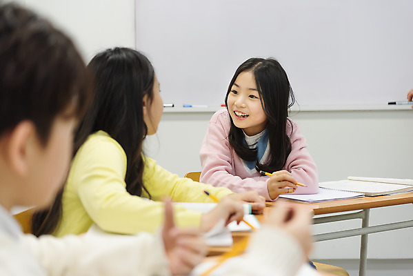 포토 JPG 학생 여자 교육 남자 초등학생 어린이 의자 교실 학교 수업 실내 대화 초등교육 미소 사람 앉기 상반신 앞모습 옆모습 10대 세명 친구 연필 칠판 한국인 기록 토론 책상 학원 국내포토 뷰포인트 가구 관계 모션 청소년 학용품 표정 말하기 동양인 내부 필기구 파일형식