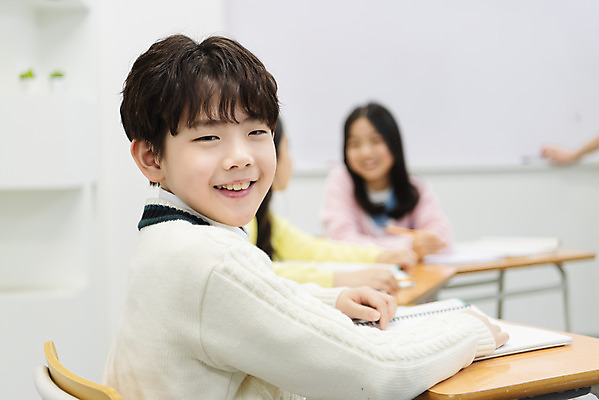 포토 JPG 학생 응시 여자 교육 남자 초등학생 어린이 교실 학교 수업 실내 초등교육 미소 사람 앉기 상반신 옆모습 10대 세명 공책 한국인 책상 학원 국내포토 시선 뷰포인트 가구 모션 청소년 문구용품 표정 동양인 내부 파일형식