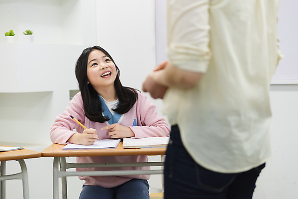 포토 JPG 학생 응시 여자 초등학생 어린이 의자 교실 학교 수업 실내 초등교육 미소 사람 앉기 상반신 성인 두명 앞모습 뒷모습 10대 30대 연필 마주보기 교사 공책 칠판 한국인 기록 토론 질문 책상 교과서 학원 국내포토 직업 시선 교육 뷰포인트 가구 모션 청소년 문구용품 학용품 교재 표정 동양인 내부 장년 필기구 파일형식