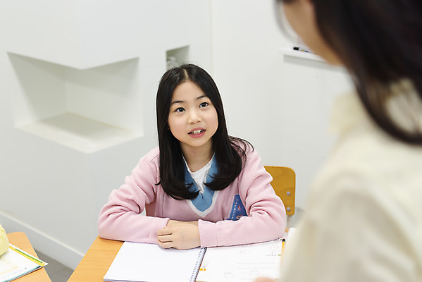 포토 JPG 학생 응시 여자 교육 초등학생 어린이 교실 학교 수업 실내 대화 초등교육 서기 사람 앉기 상반신 성인 두명 앞모습 옆모습 10대 책 30대 하이앵글 마주보기 교사 공책 한국인 토론 책상 교과서 학원 국내포토 직업 시선 뷰포인트 가구 모션 청소년 문구용품 교재 말하기 동양인 내부 장년 파일형식
