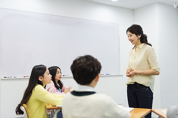 포토 JPG 학생 응시 여자 남자 초등학생 어린이 의자 교실 학교 수업 실내 초등교육 서기 미소 사람 앉기 여러명 상반신 성인 옆모습 뒷모습 10대 30대 교사 칠판 한국인 토론 책상 학원 국내포토 직업 시선 교육 뷰포인트 가구 다수 모션 청소년 표정 동양인 내부 장년 파일형식