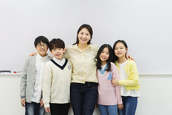 포토 JPG 학생 응시 여자 남자 초등학생 어린이 교실 학교 안기 수업 실내 초등교육 서기 미소 사람 여러명 상반신 성인 앞모습 10대 30대 친구 교사 기댐 칠판 한국인 학원 어깨에손 국내포토 직업 시선 교육 뷰포인트 다수 관계 모션 청소년 표정 동양인 내부 장년 파일형식