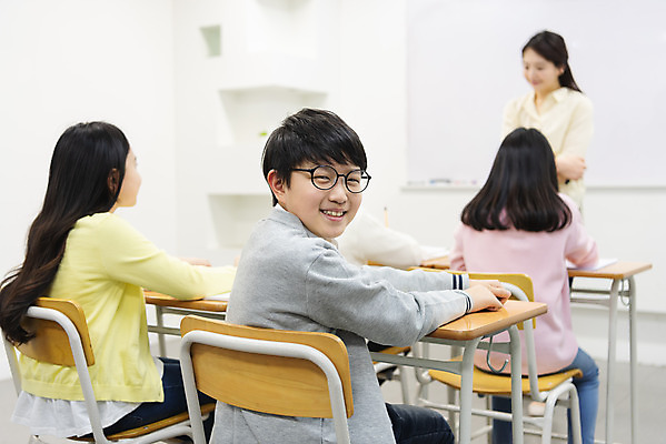 포토 JPG 학생 응시 여자 남자 초등학생 어린이 의자 교실 학교 수업 실내 초등교육 서기 미소 사람 앉기 여러명 상반신 성인 옆모습 뒷모습 10대 30대 교사 칠판 한국인 뒤돌아보기 책상 학원 국내포토 직업 시선 교육 뷰포인트 가구 다수 모션 청소년 표정 동양인 내부 장년 파일형식