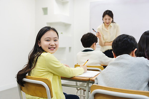포토 JPG 학생 응시 여자 남자 초등학생 어린이 의자 교실 학교 수업 실내 초등교육 서기 미소 사람 앉기 여러명 상반신 성인 앞모습 뒷모습 10대 30대 교사 공책 칠판 한국인 기록 책상 학원 국내포토 직업 시선 교육 뷰포인트 가구 다수 모션 청소년 문구용품 표정 동양인 내부 장년 파일형식