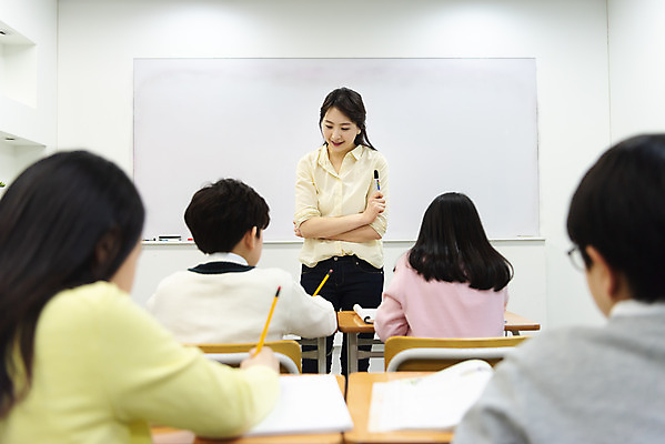 포토 JPG 학생 여자 남자 초등학생 어린이 교실 학교 수업 실내 초등교육 사람 여러명 상반신 성인 앞모습 뒷모습 10대 30대 연필 교사 공책 칠판 한국인 기록 학원 국내포토 직업 교육 뷰포인트 다수 청소년 문구용품 학용품 동양인 내부 장년 필기구 파일형식