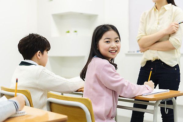 포토 JPG 학생 응시 여자 남자 초등학생 어린이 의자 교실 학교 수업 실내 초등교육 서기 미소 사람 앉기 여러명 상반신 성인 옆모습 10대 책 30대 친구 연필 팔짱 교사 칠판 한국인 기록 책상 교과서 학원 국내포토 직업 시선 교육 뷰포인트 가구 다수 관계 모션 청소년 학용품 교재 표정 동양인 내부 장년 필기구 파일형식
