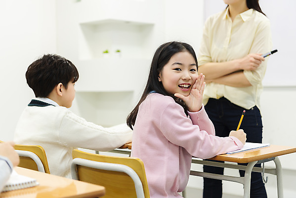 포토 JPG 학생 여자 남자 초등학생 어린이 의자 교실 학교 수업 실내 초등교육 서기 웃음 사람 앉기 손짓 여러명 상반신 성인 옆모습 10대 30대 친구 연필 팔짱 교사 공책 칠판 한국인 책상 학원 국내포토 직업 교육 뷰포인트 가구 다수 관계 모션 청소년 문구용품 학용품 표정 동양인 내부 장년 필기구 파일형식