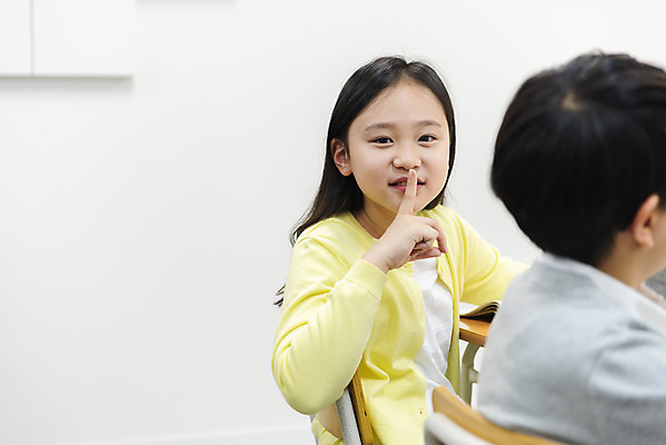 포토 JPG 학생 응시 여자 교육 남자 초등학생 어린이 의자 손가락 교실 학교 수업 실내 초등교육 사람 앉기 상반신 두명 옆모습 10대 책 한국인 책상 교과서 쉿 학원 국내포토 손 시선 뷰포인트 가구 모션 청소년 교재 동양인 내부 조용 파일형식