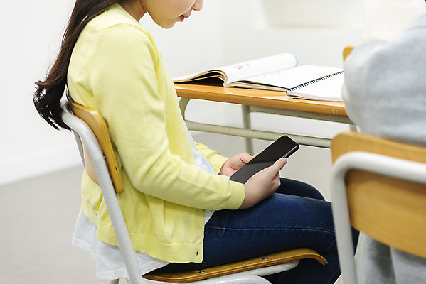 포토 JPG 학생 응시 여자 교육 남자 초등학생 어린이 의자 교실 학교 수업 실내 초등교육 사람 앉기 상반신 두명 옆모습 뒷모습 10대 책 친구 스마트폰 한국인 엿보기 책상 교과서 학원 국내포토 시선 뷰포인트 가구 관계 모션 청소년 교재 동양인 내부 핸드폰 스마트기기 파일형식