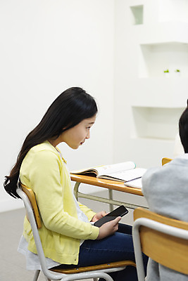 포토 JPG 학생 여자 교육 남자 초등학생 어린이 의자 교실 학교 수업 실내 초등교육 사람 앉기 상반신 두명 옆모습 뒷모습 10대 책 친구 스마트폰 한국인 엿보기 책상 교과서 학원 눈치 국내포토 뷰포인트 가구 관계 모션 청소년 교재 동양인 내부 핸드폰 스마트기기 파일형식